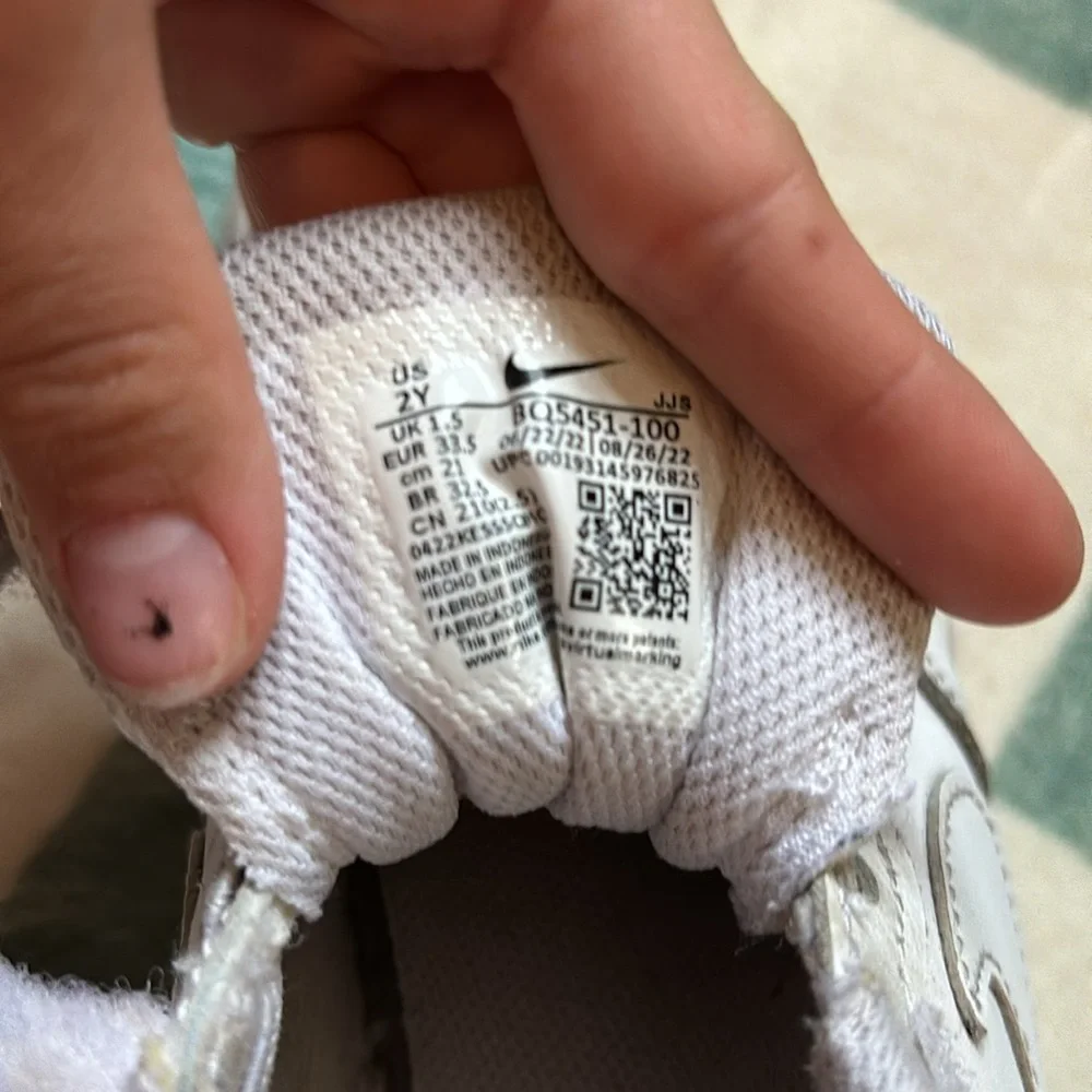 White youth Nike shoes. - Picture 5 of 11